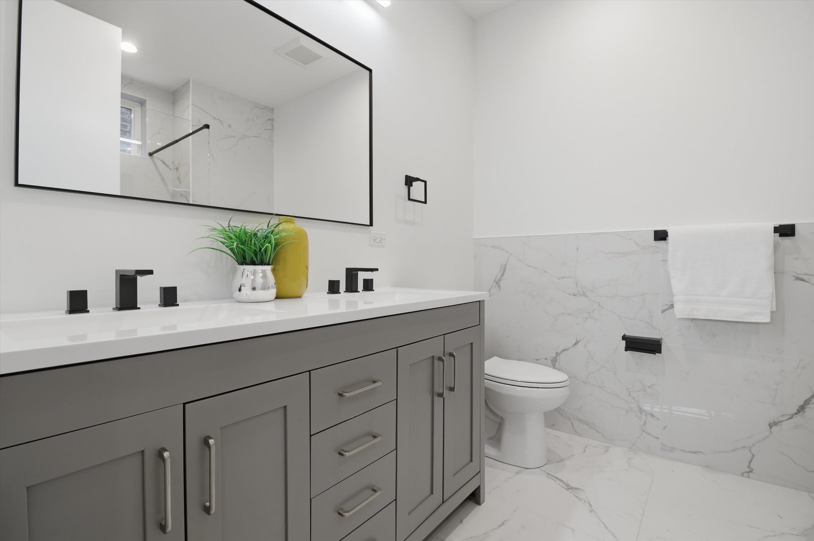 5824 N Lincoln Avenue Unit: 1S