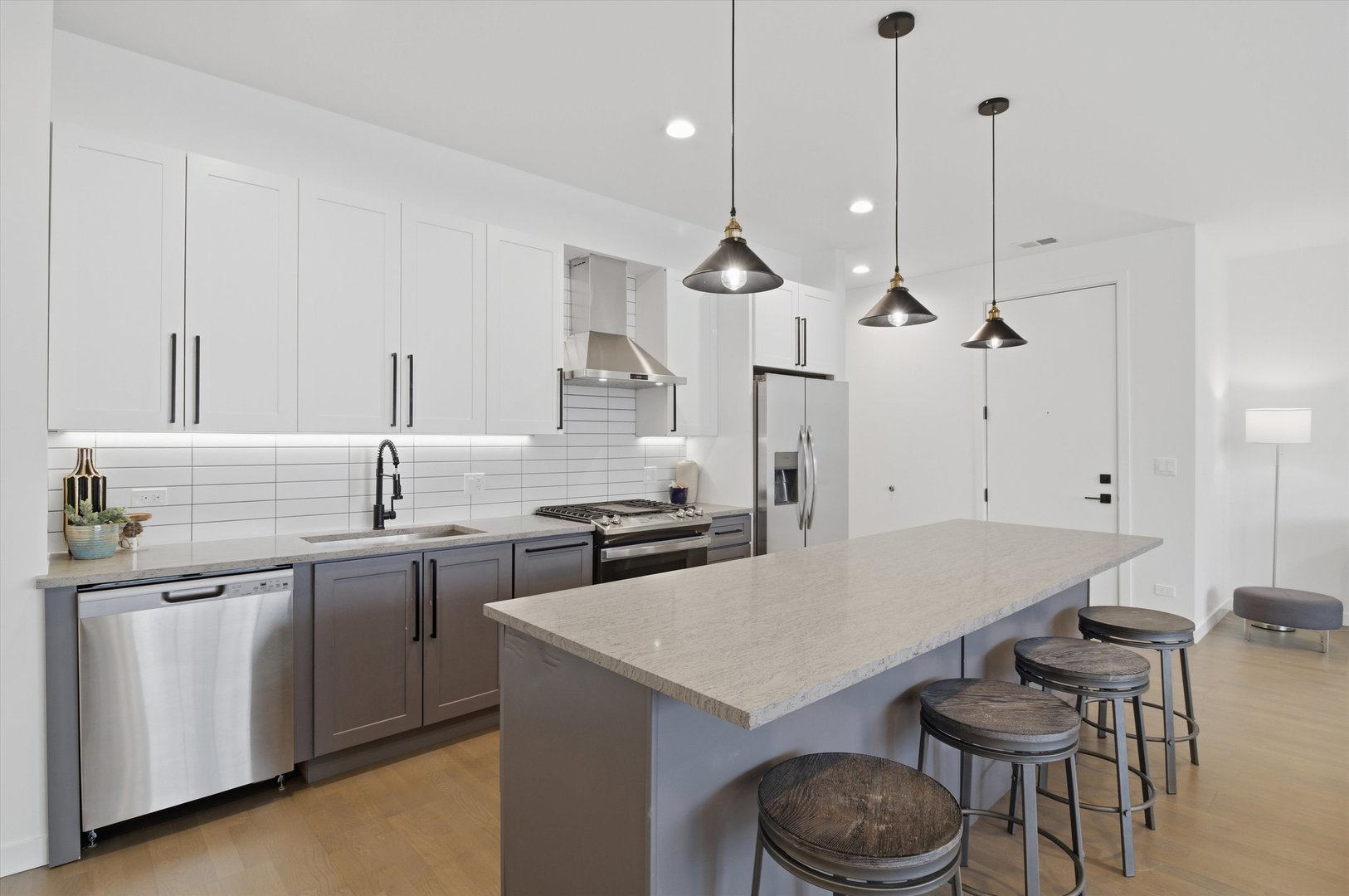 5824 N Lincoln Avenue Unit: 1S
