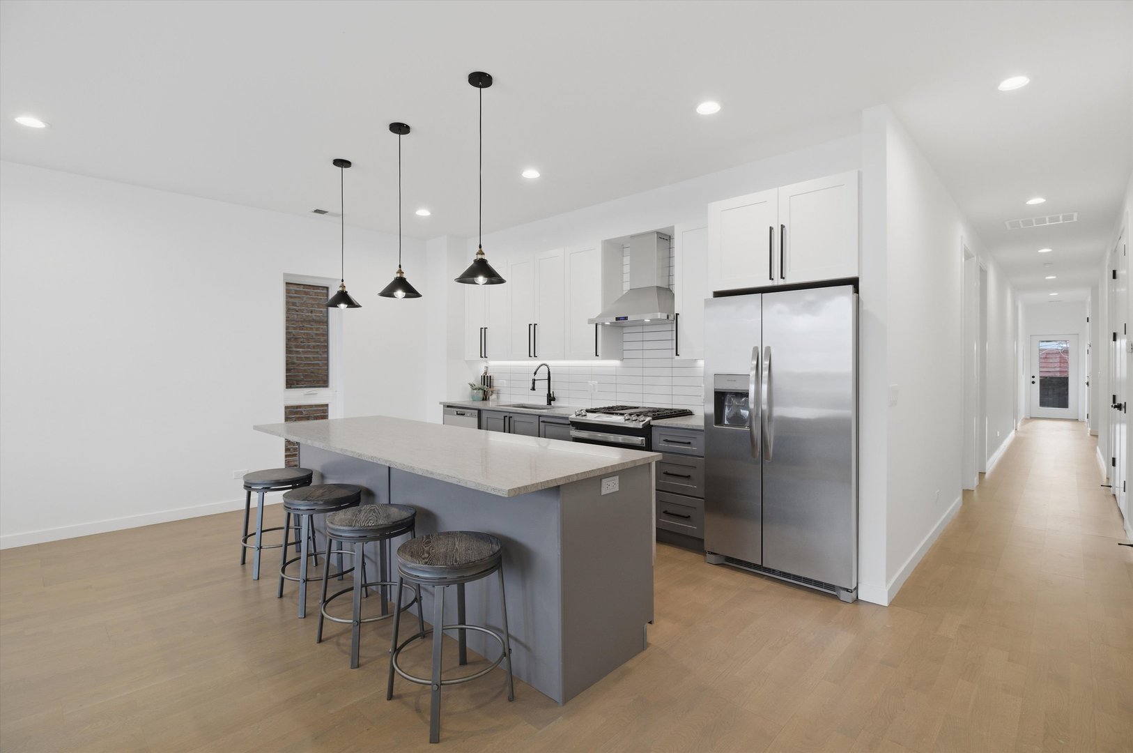 5824 N Lincoln Avenue Unit: 1S