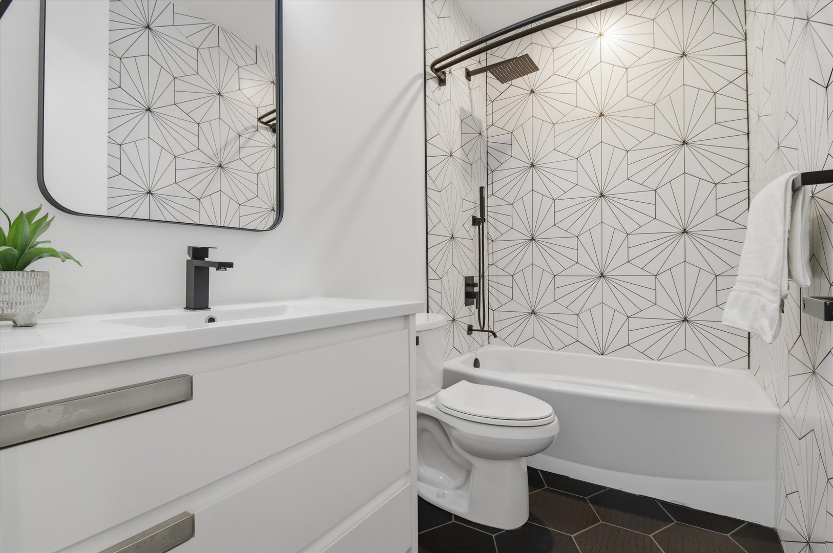 5824 N Lincoln Avenue Unit: 1S