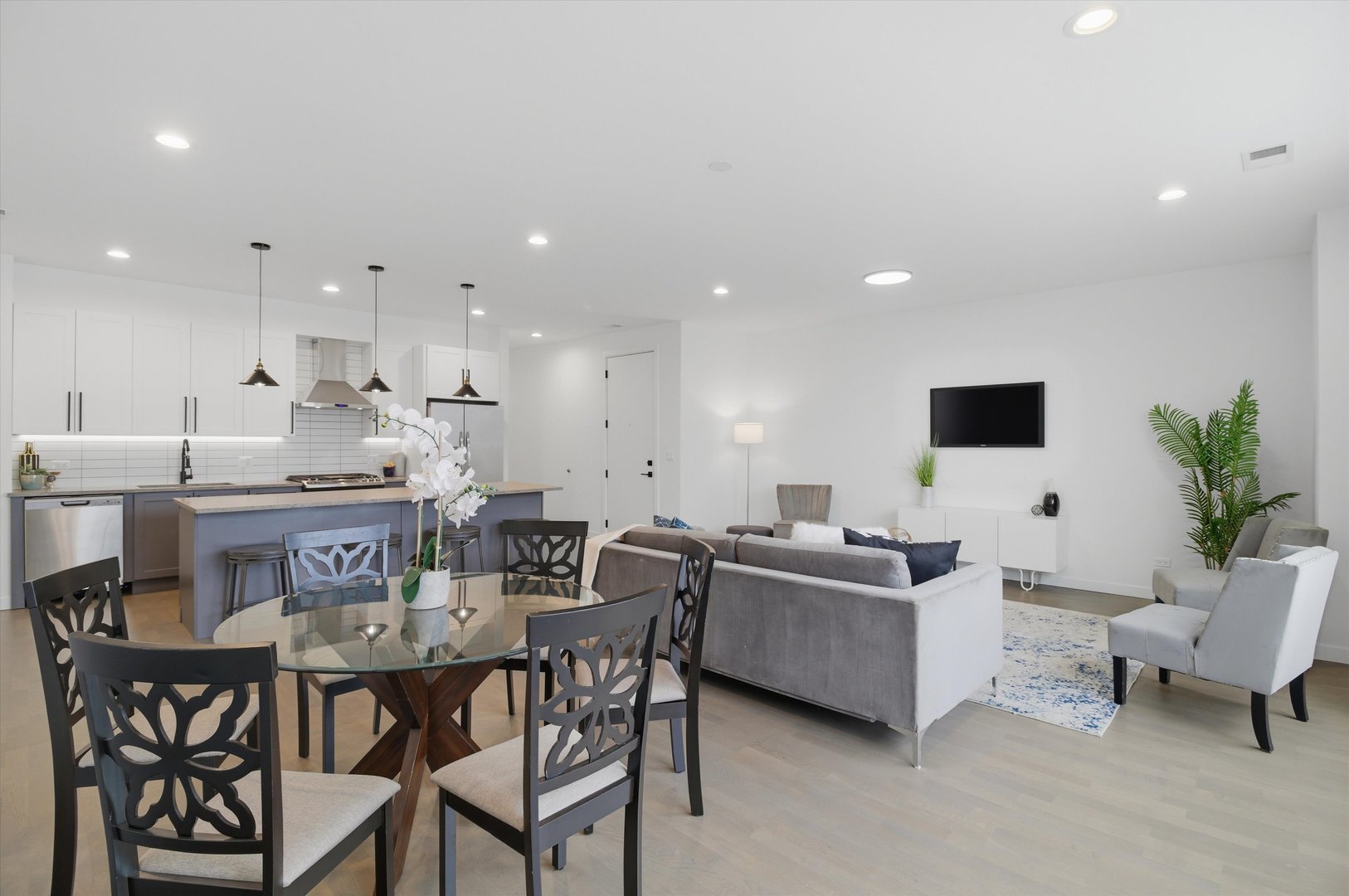 5824 N Lincoln Avenue Unit: 1S