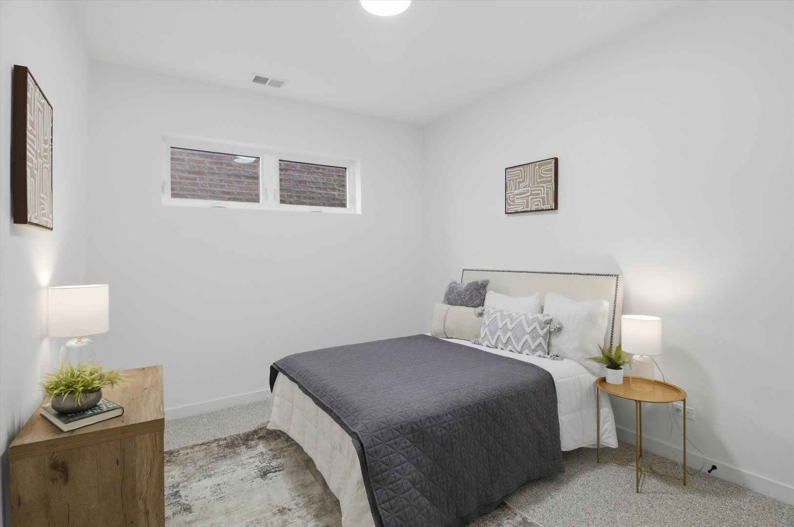 5824 N Lincoln Avenue Unit: 1S