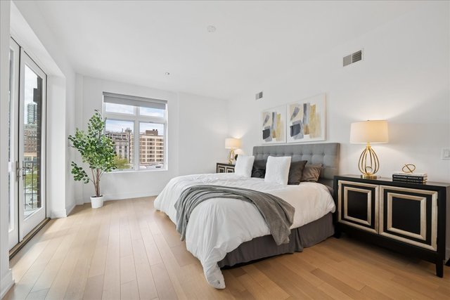 434 W Melrose Street Unit: 203