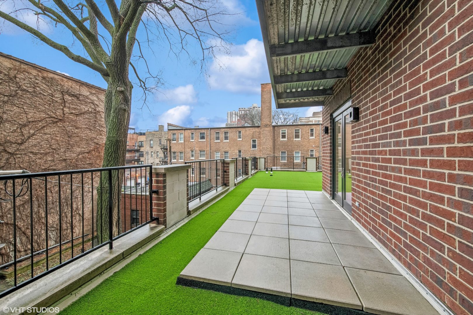 434 W Melrose Street Unit: 203