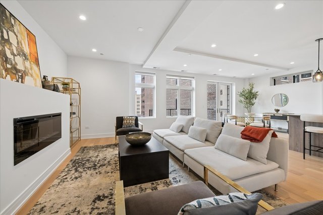 434 W Melrose Street Unit: 203