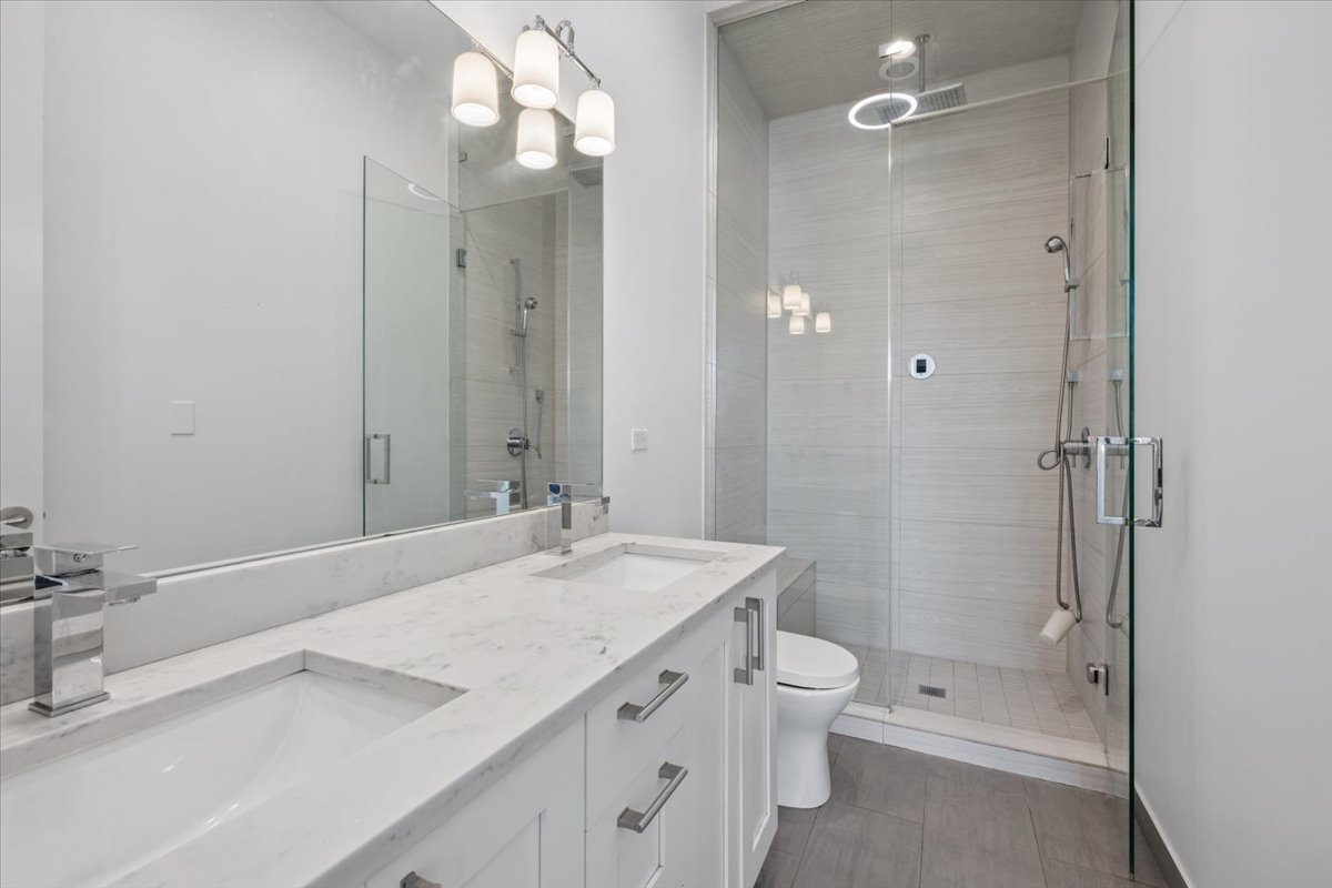 529 N Claremont Avenue Unit: 3