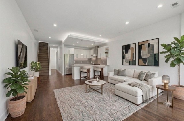 529 N Claremont Avenue Unit: 3
