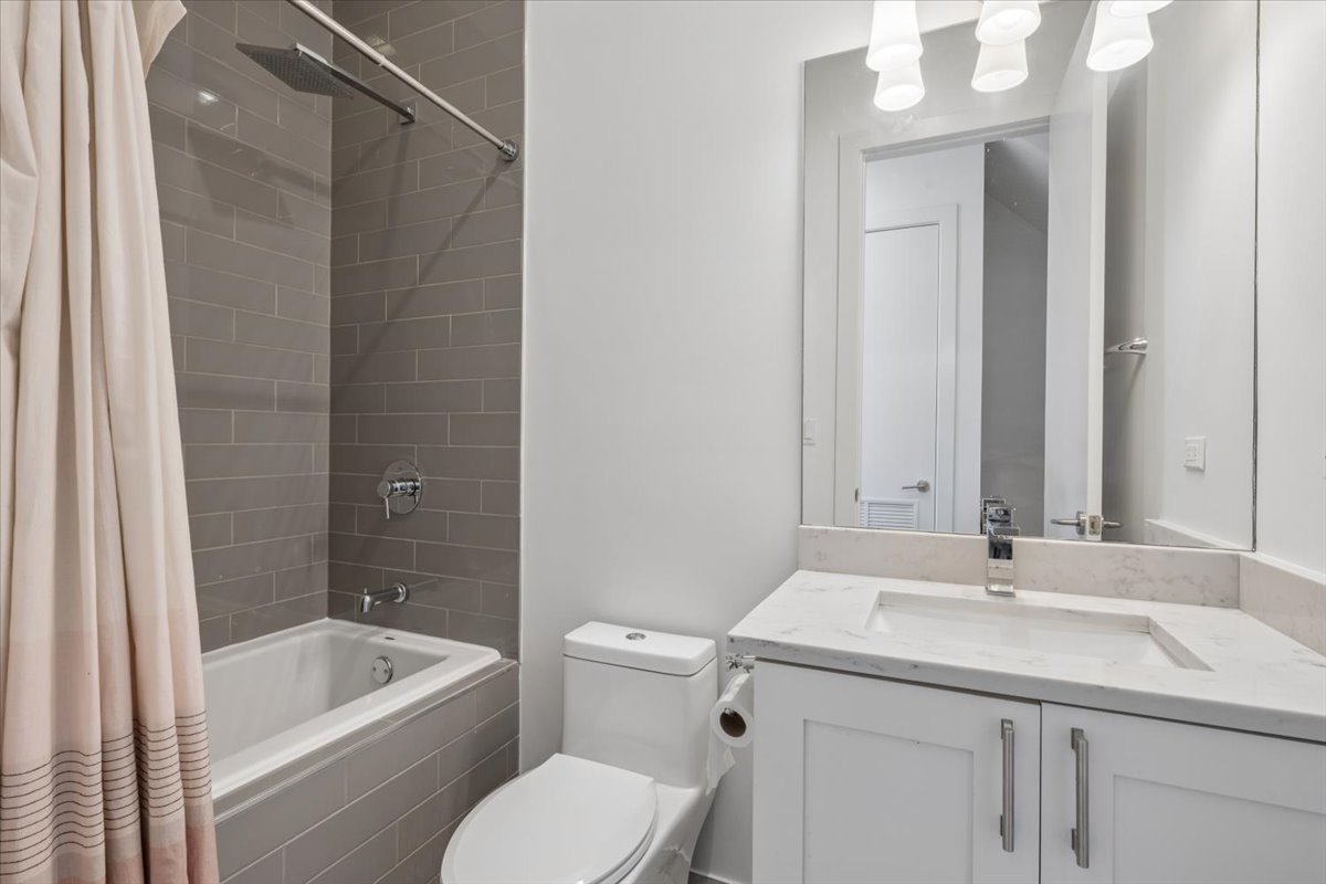 529 N Claremont Avenue Unit: 3