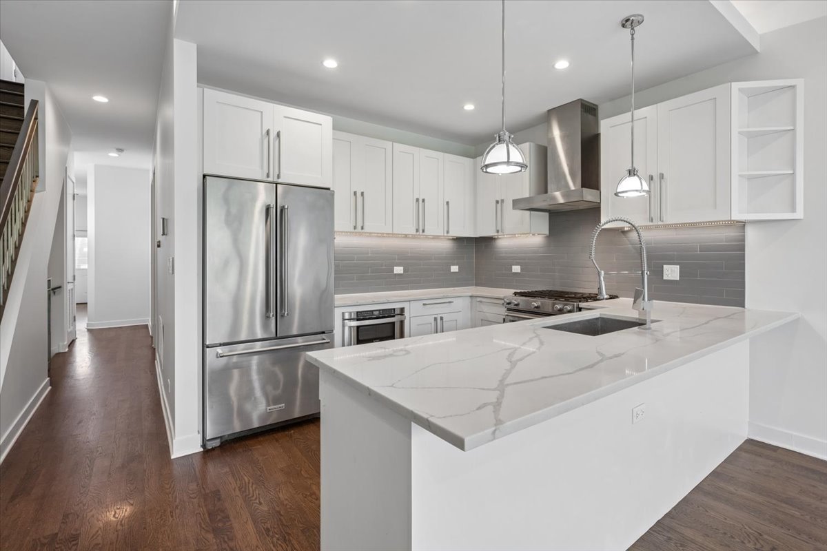 529 N Claremont Avenue Unit: 3