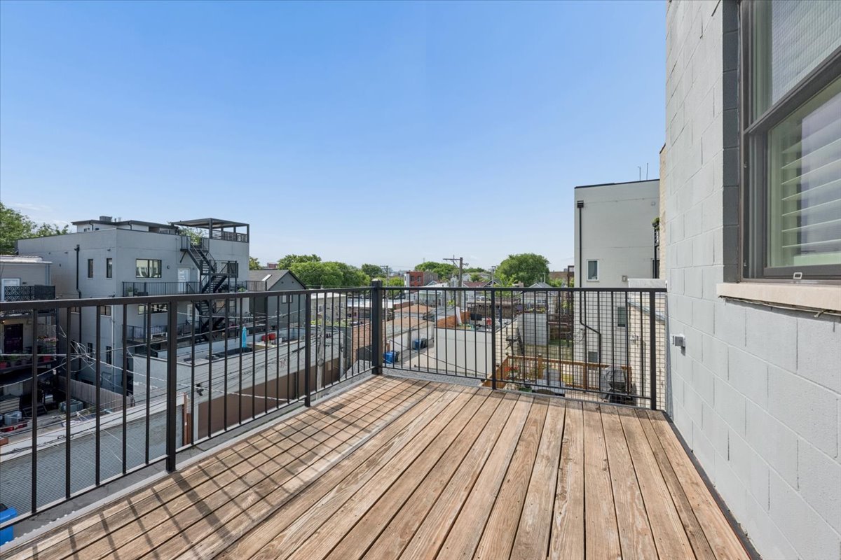 529 N Claremont Avenue Unit: 3