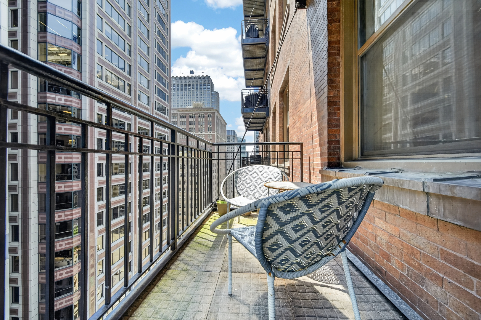 212 W Washington Street Unit: 1402