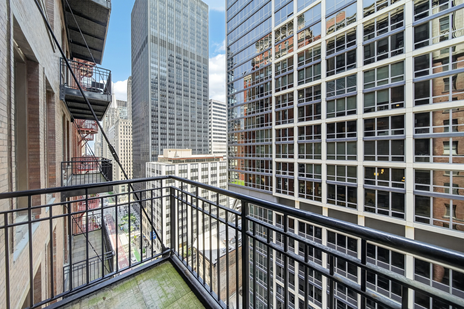 212 W Washington Street Unit: 1402