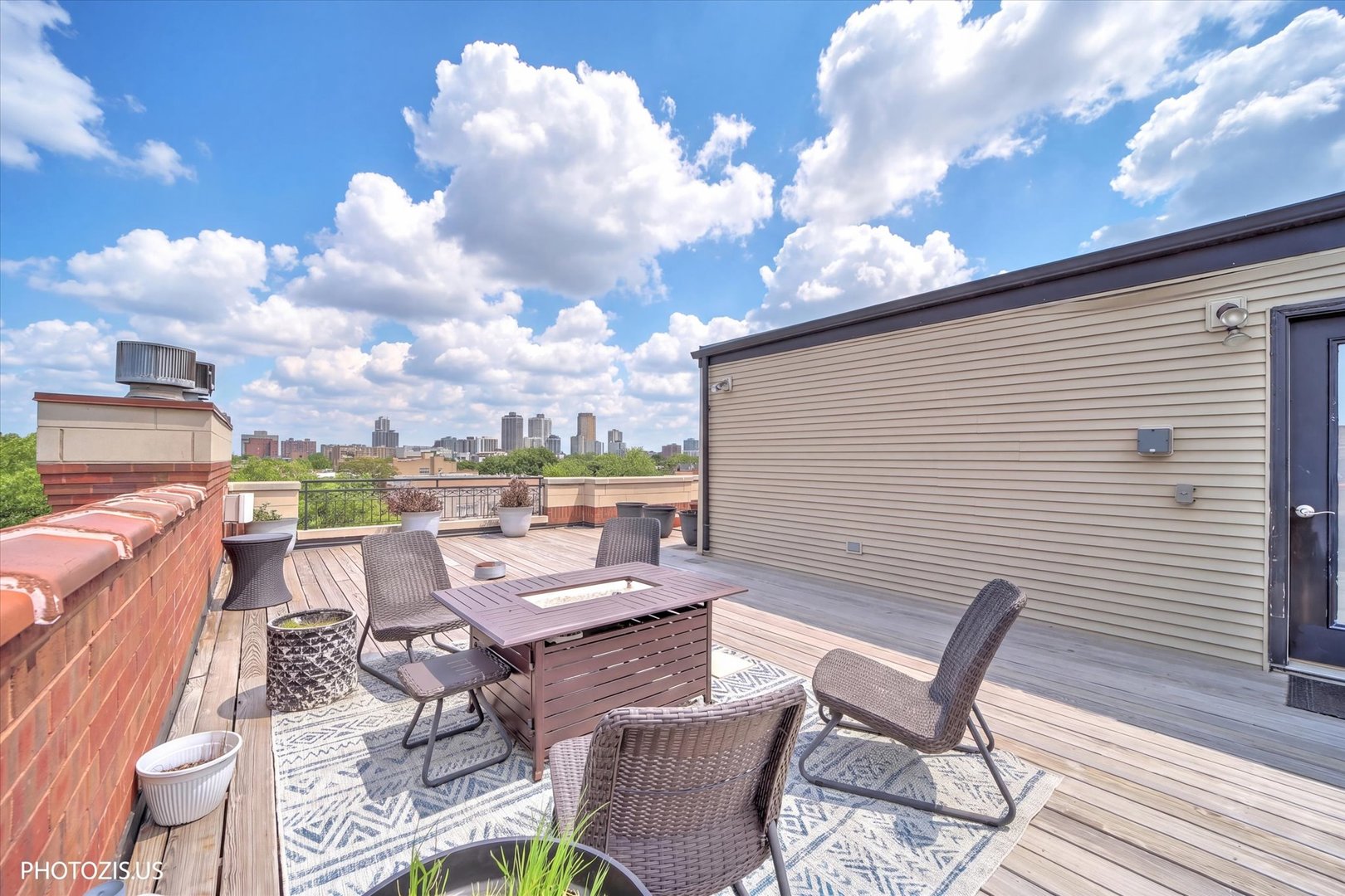2914 N Sheffield Avenue Unit: 4N