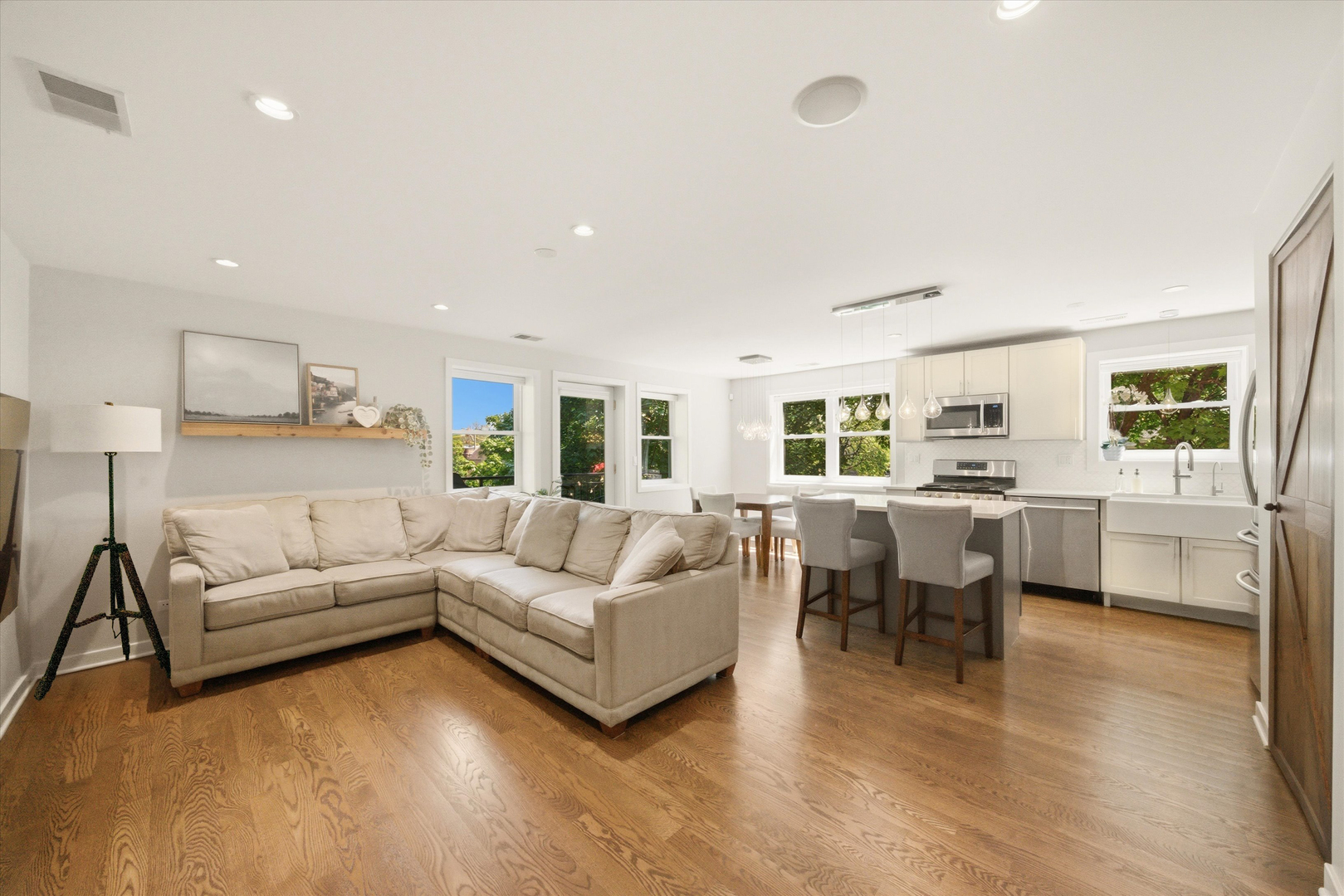 2501 W Bryn Mawr Avenue Unit: 302