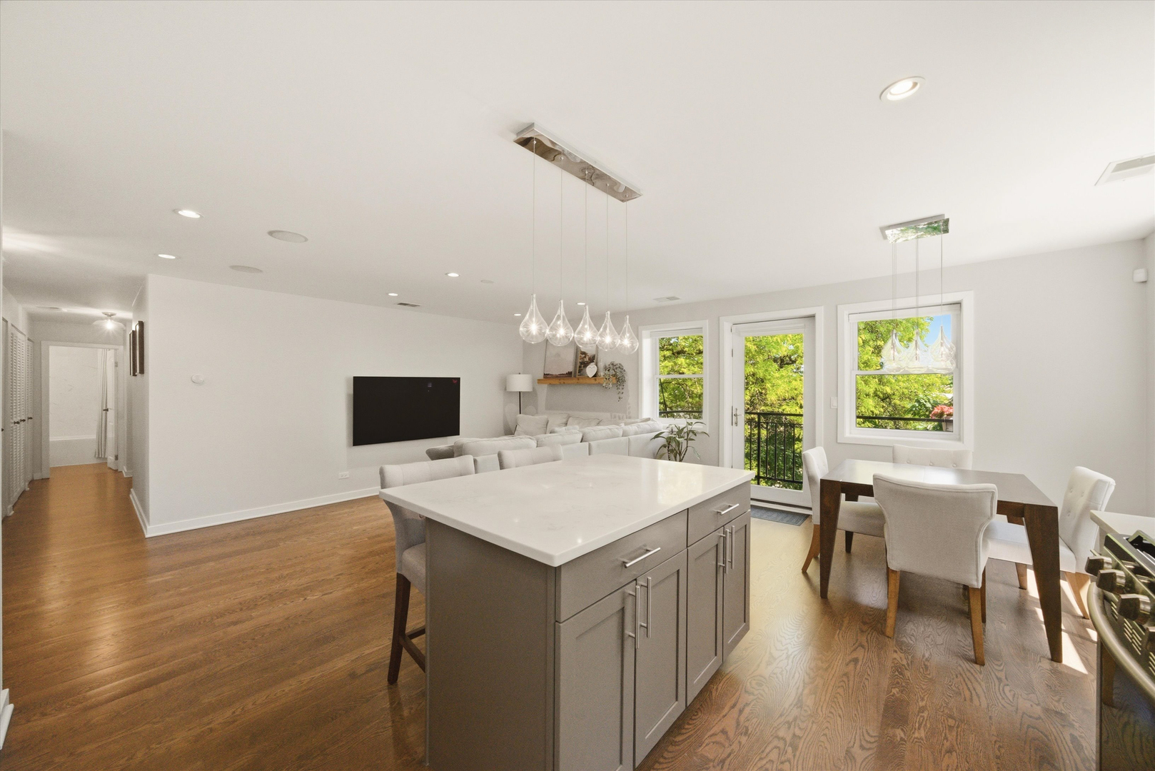 2501 W Bryn Mawr Avenue Unit: 302