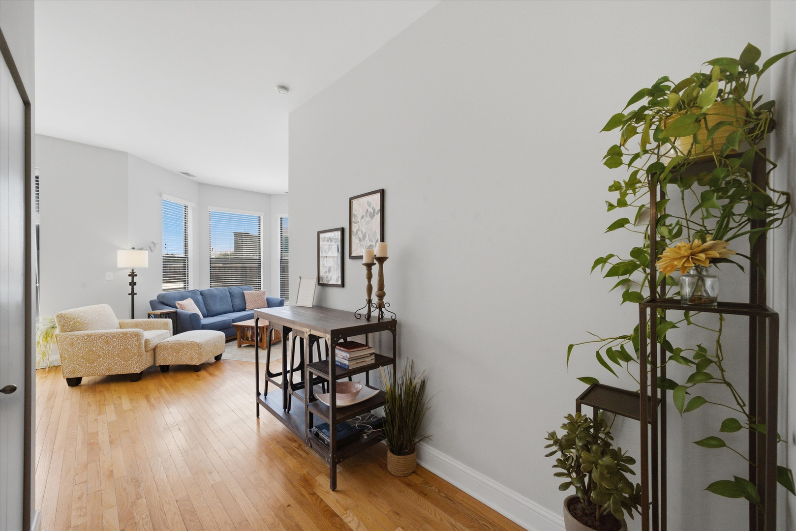 3175 N Lincoln Avenue Unit: 302