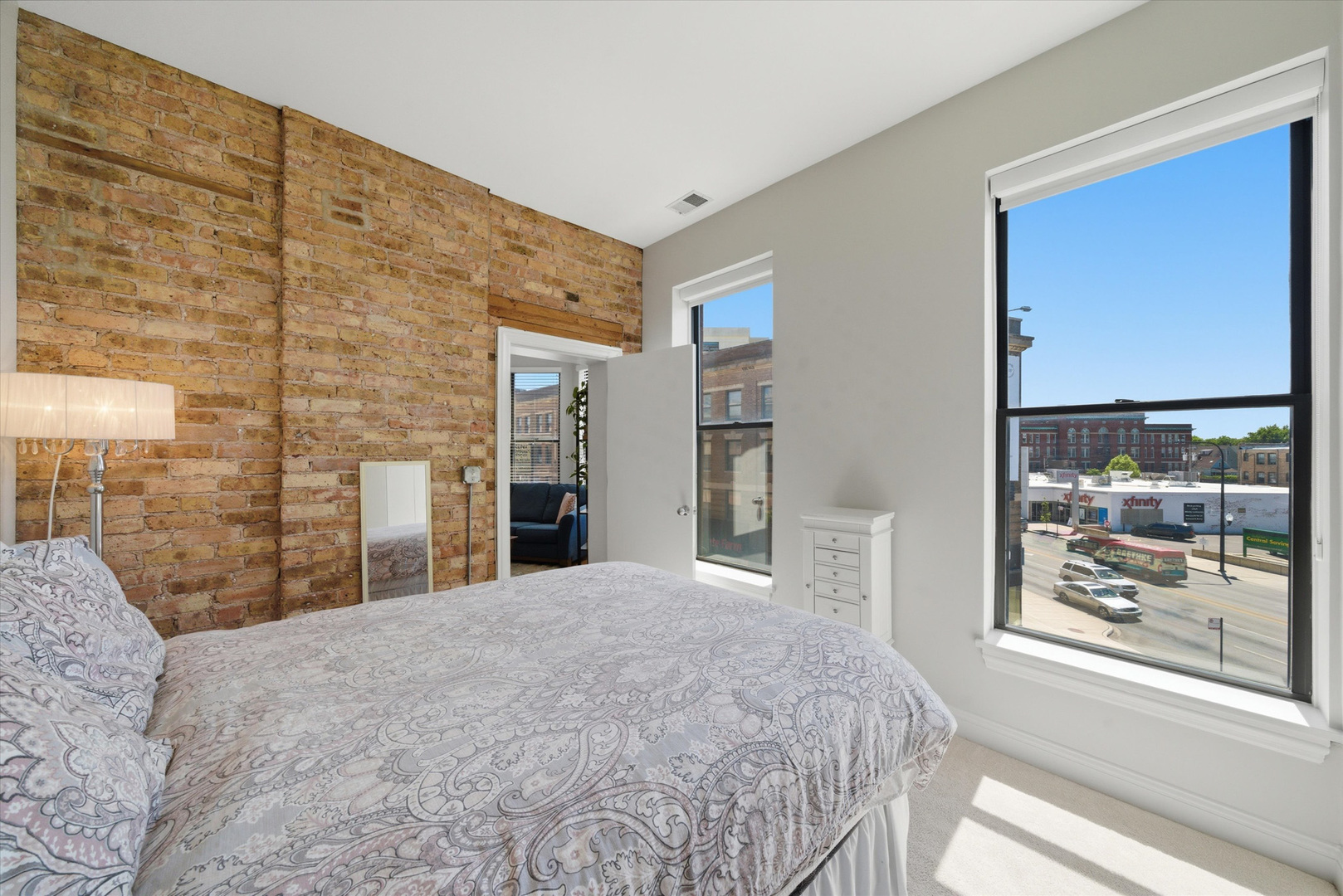 3175 N Lincoln Avenue Unit: 302
