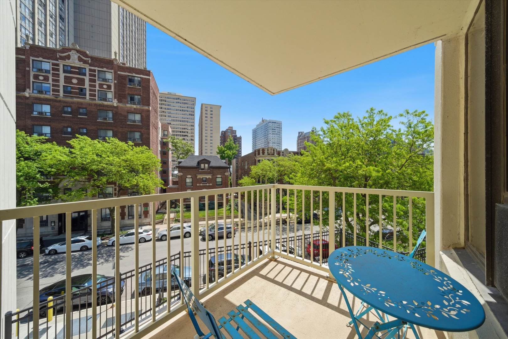 3930 N Pine Grove Avenue Unit: 316