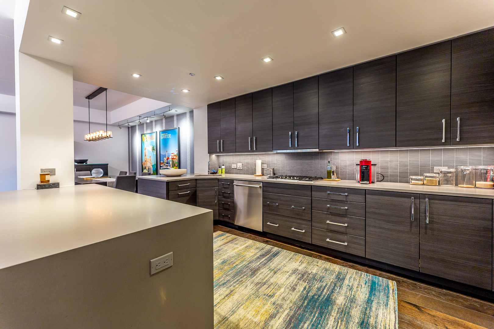 720 N Larrabee Street Unit: 203