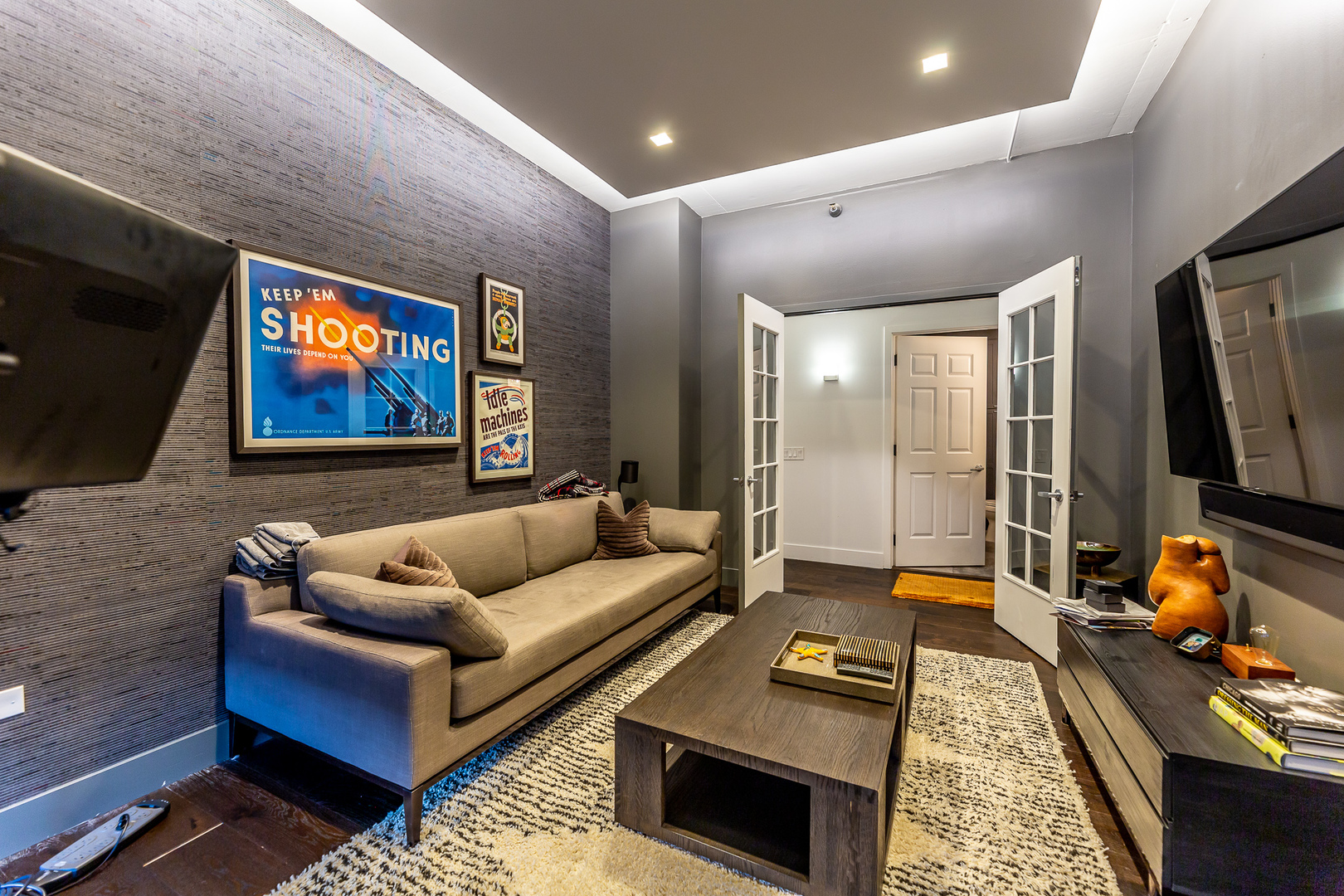 720 N Larrabee Street Unit: 203