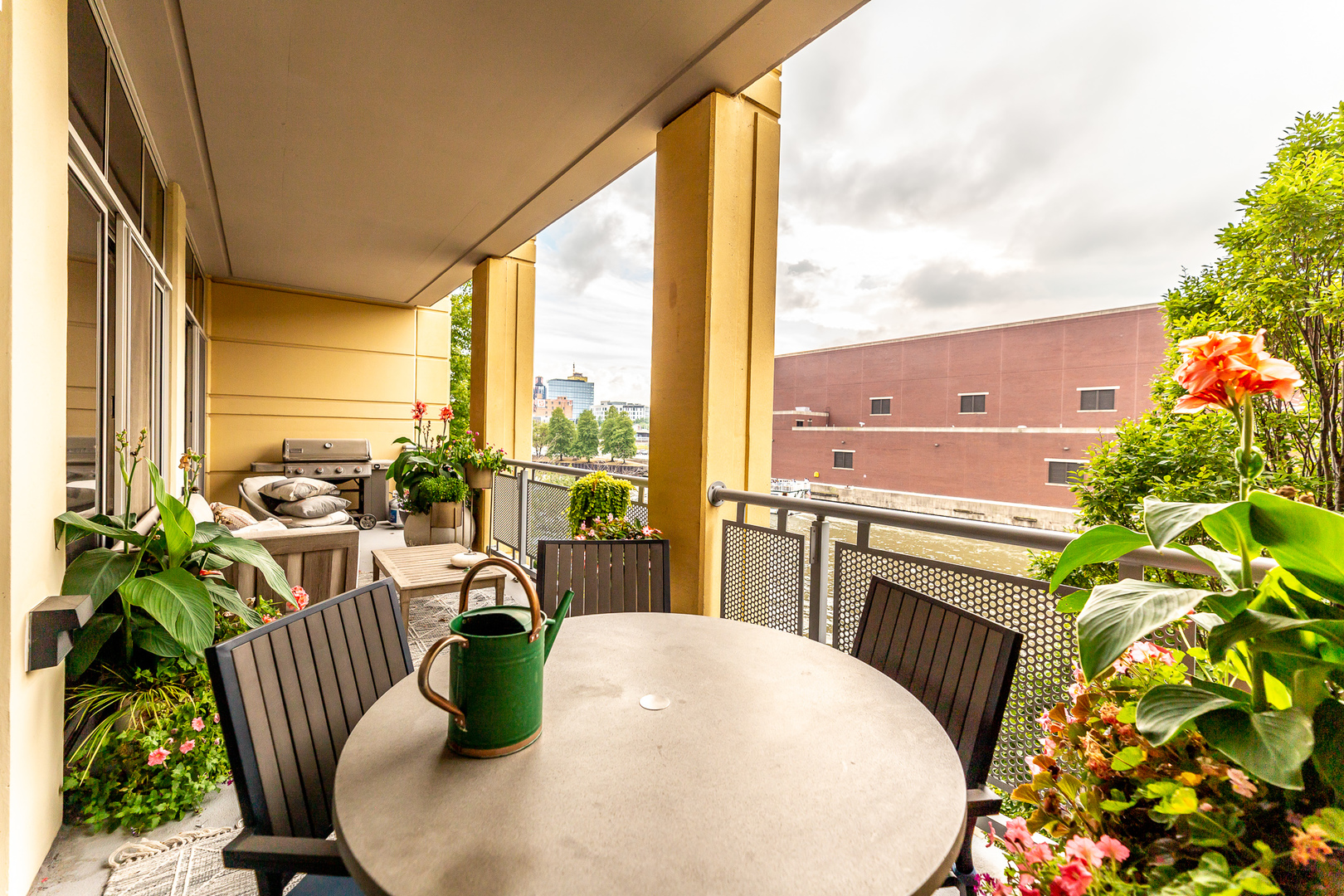 720 N Larrabee Street Unit: 203