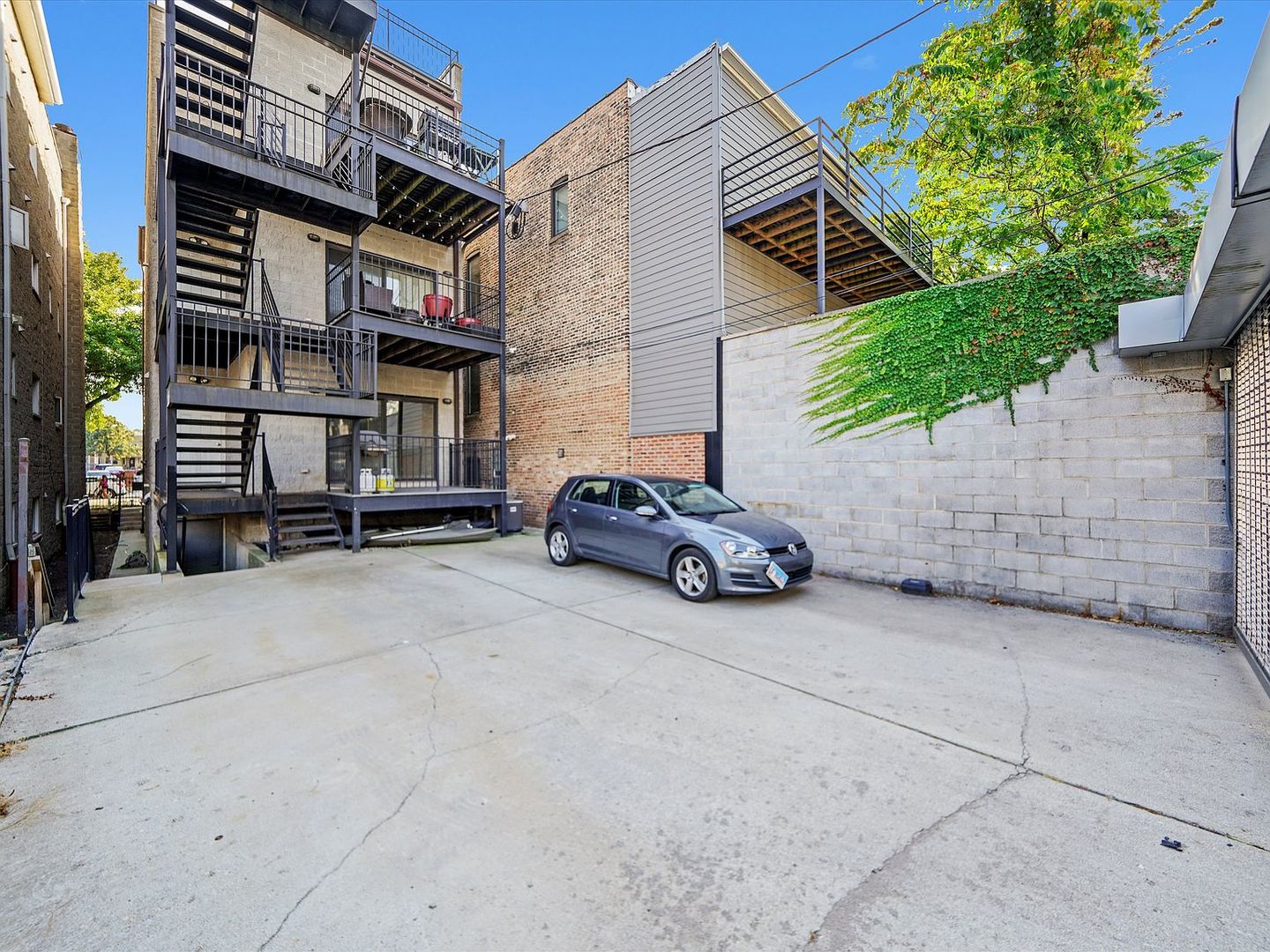 2430 W Iowa Street Unit: 1