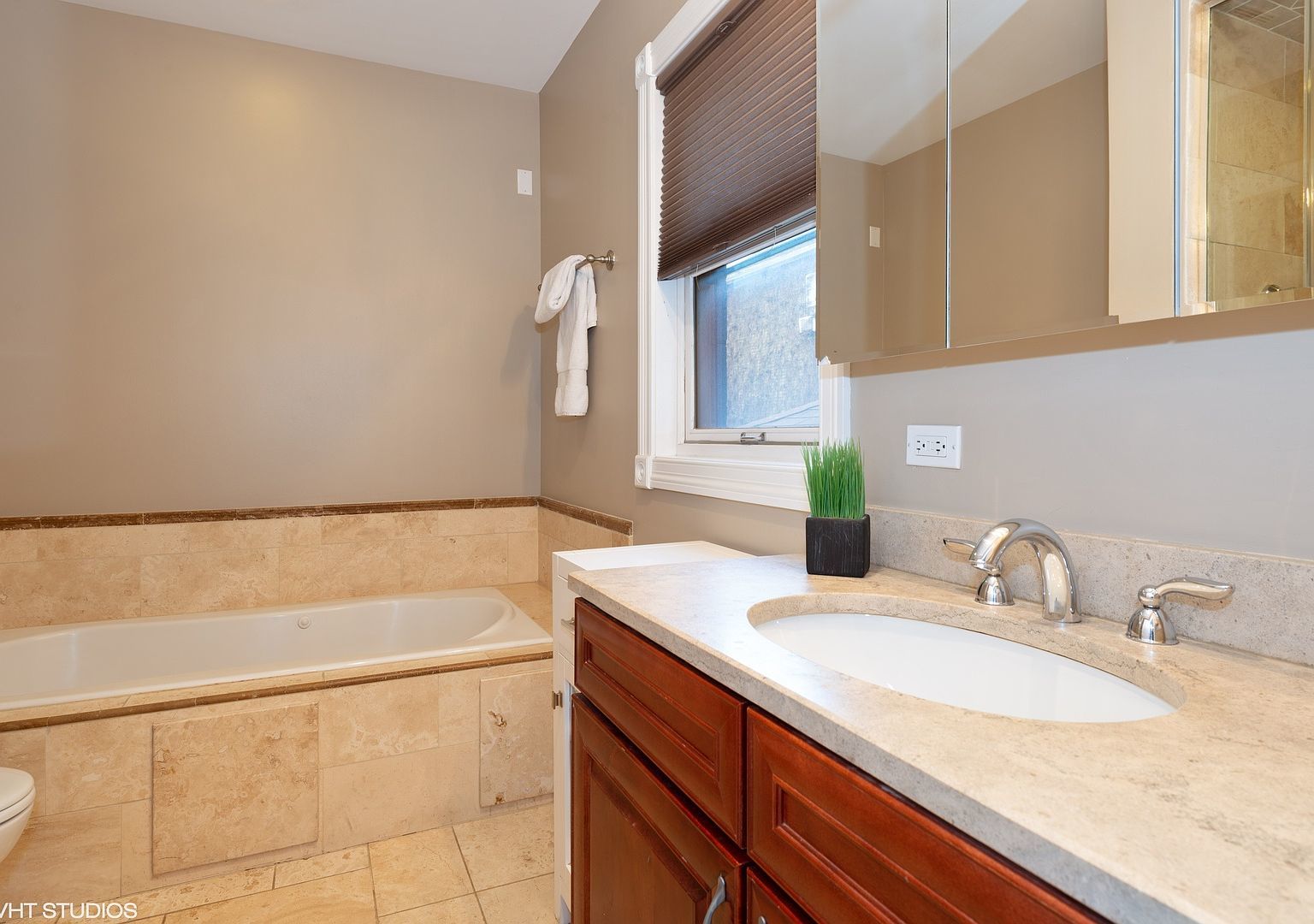 2430 W Iowa Street Unit: 1