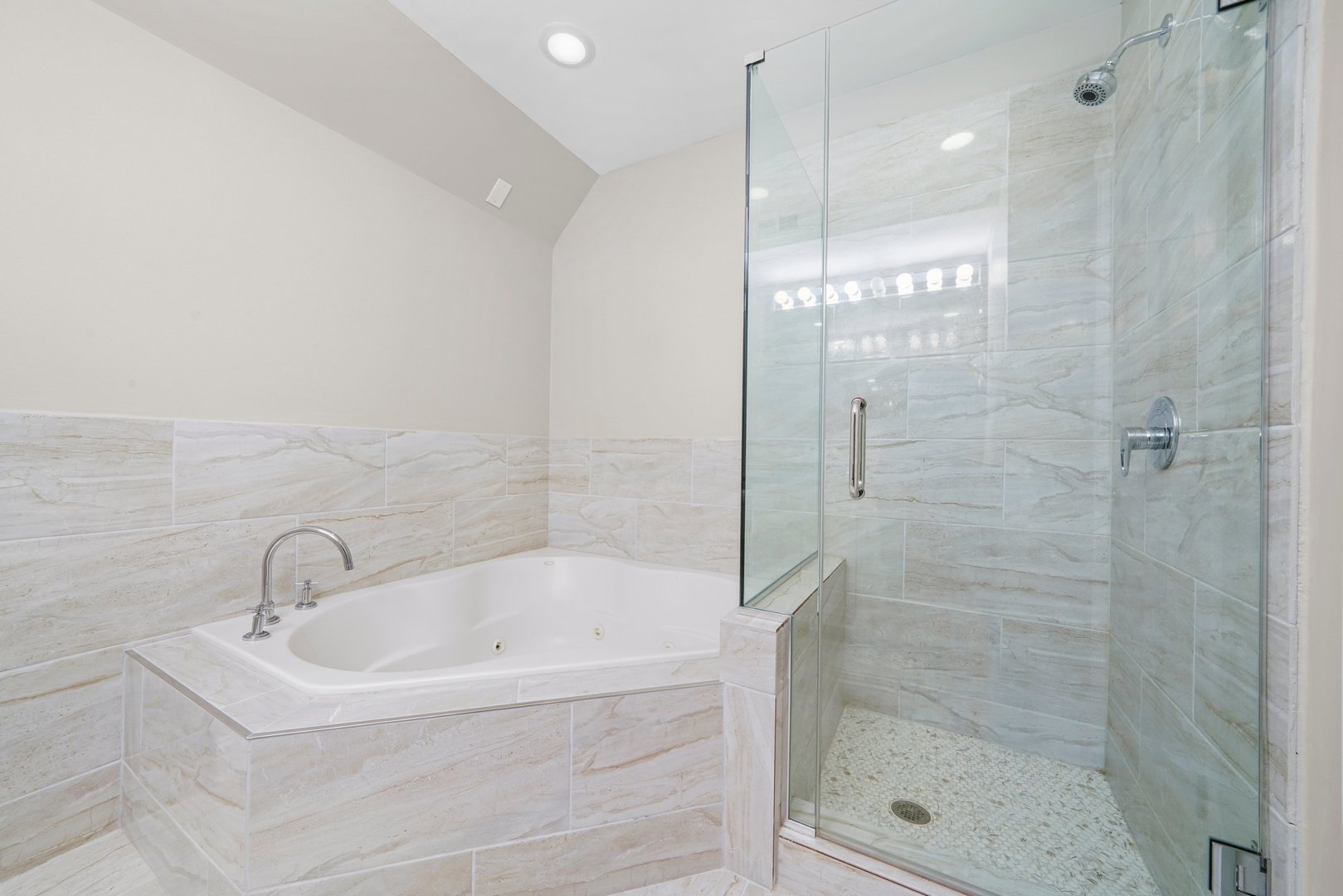 2430 W Iowa Street Unit: 1