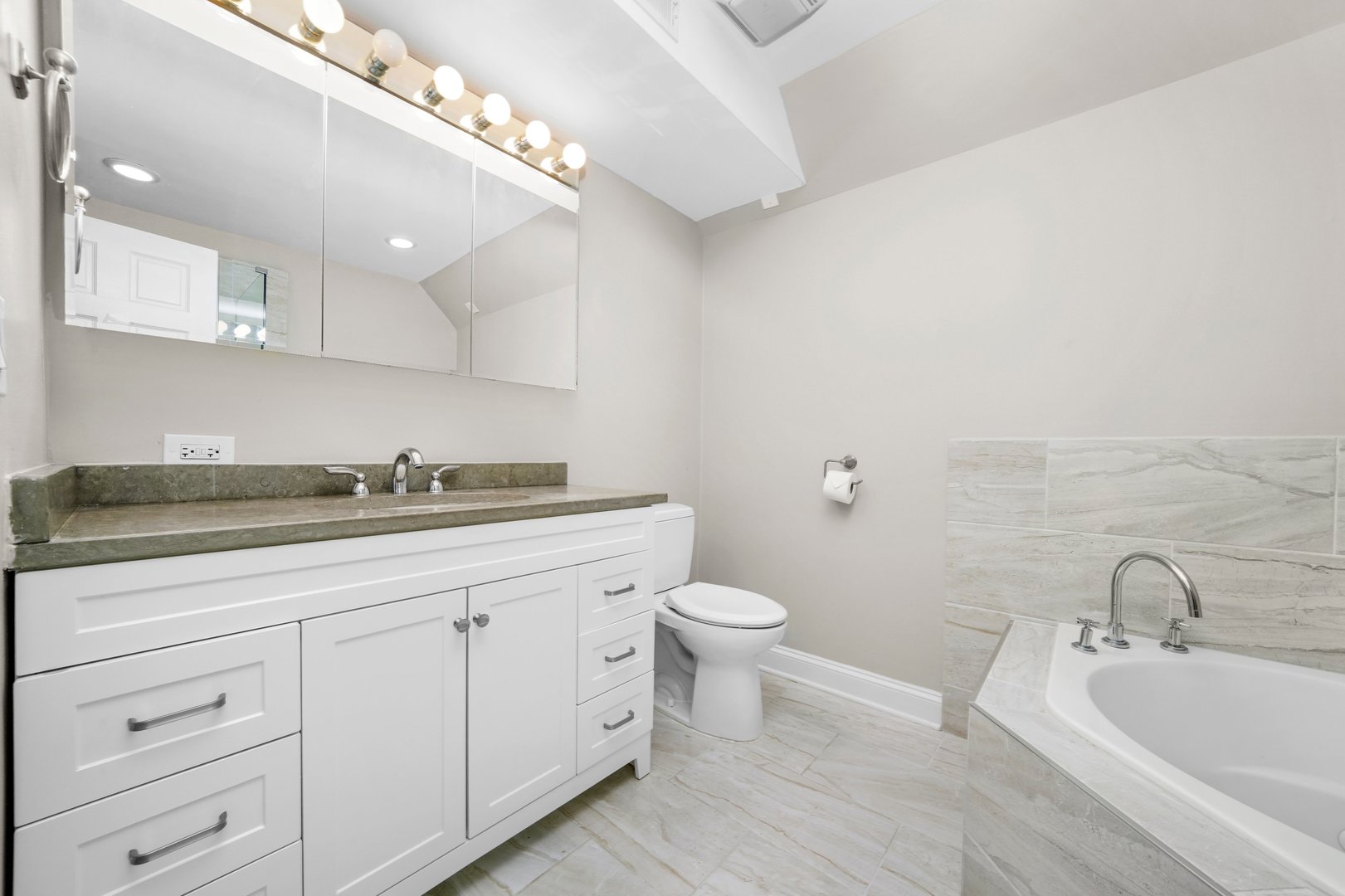 2430 W Iowa Street Unit: 1