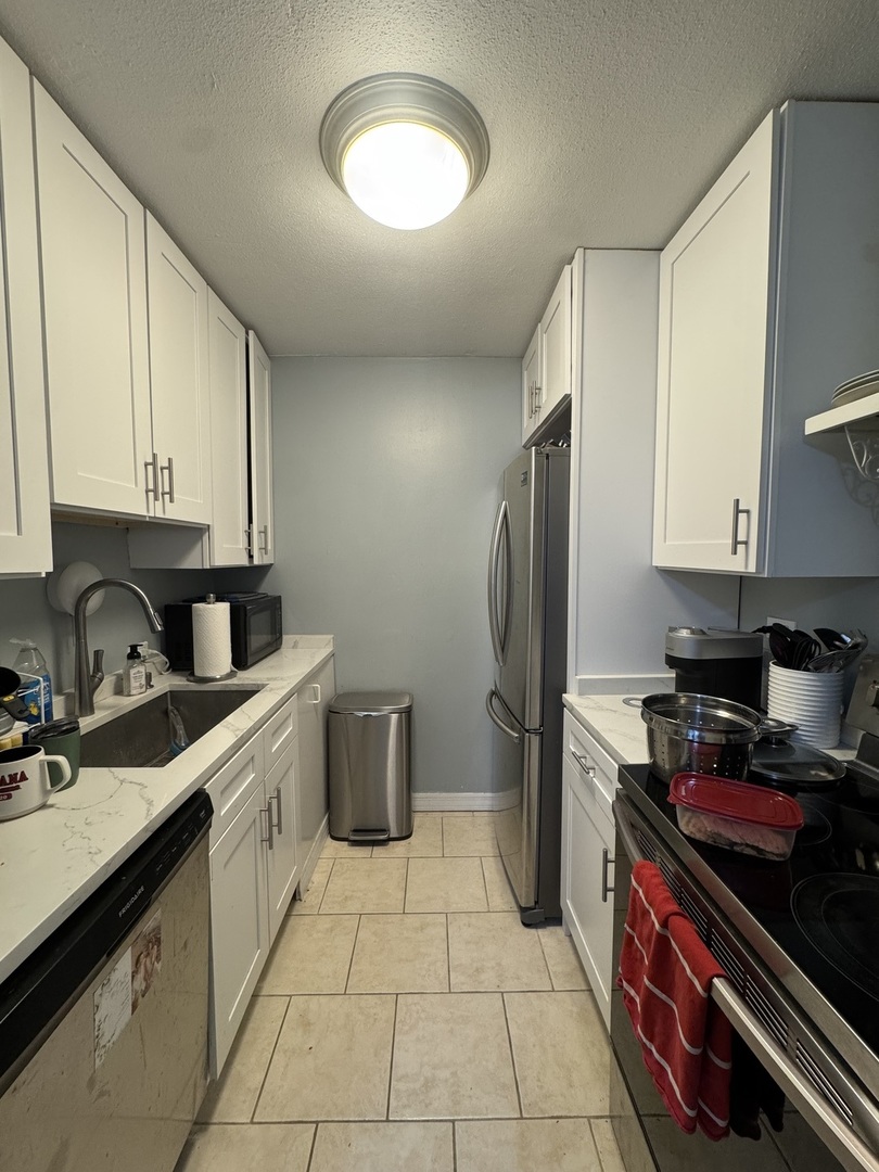2740 N Pine Grove Avenue Unit: 17B