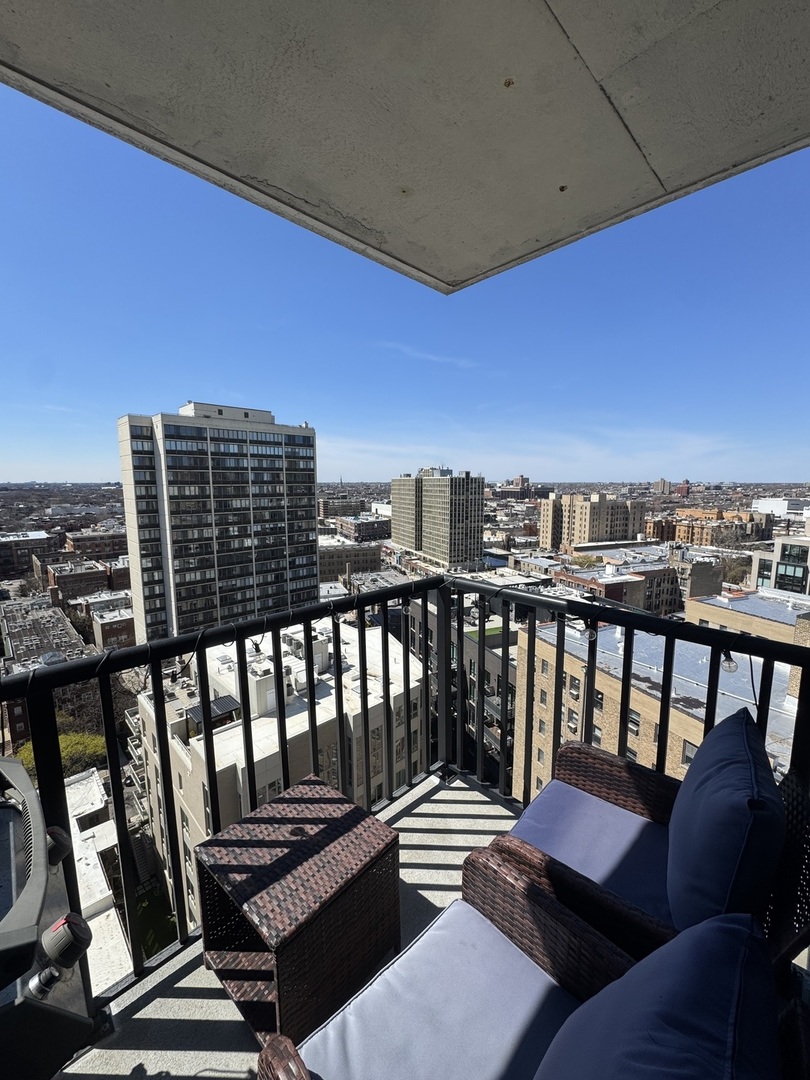 2740 N Pine Grove Avenue Unit: 17B