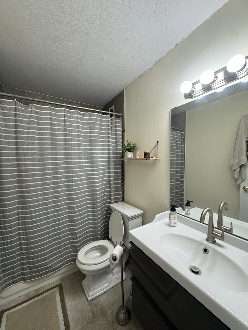 2740 N Pine Grove Avenue Unit: 17B