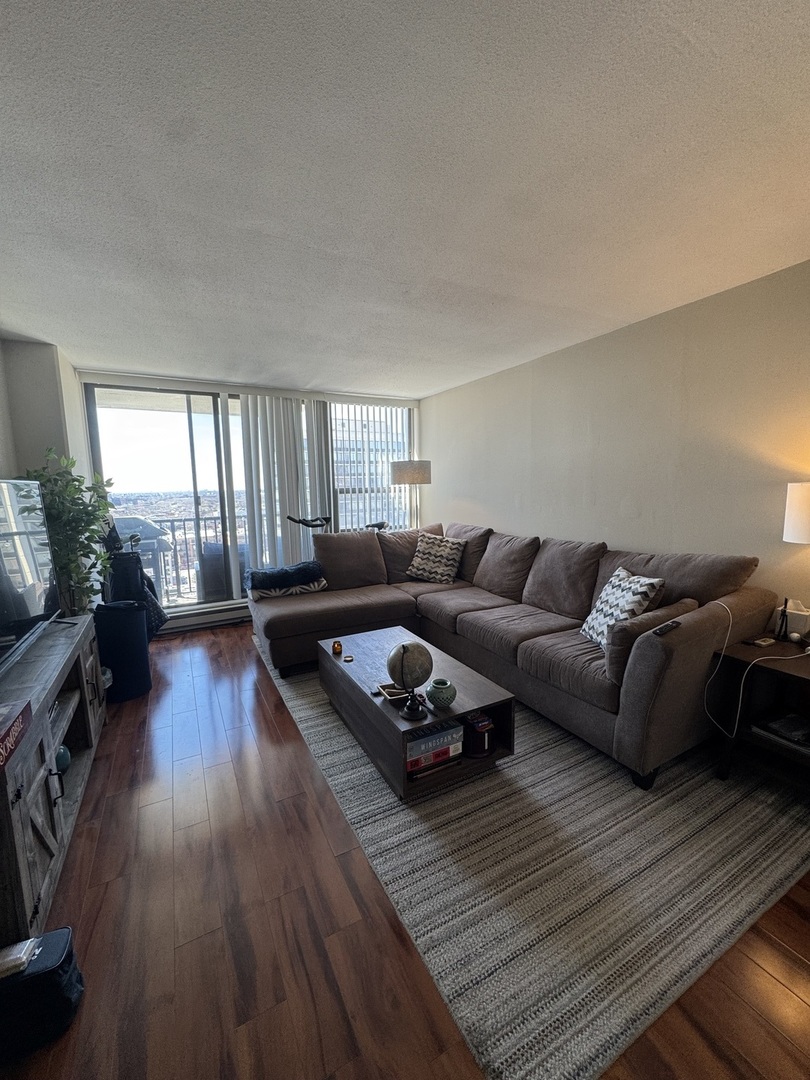 2740 N Pine Grove Avenue Unit: 17B