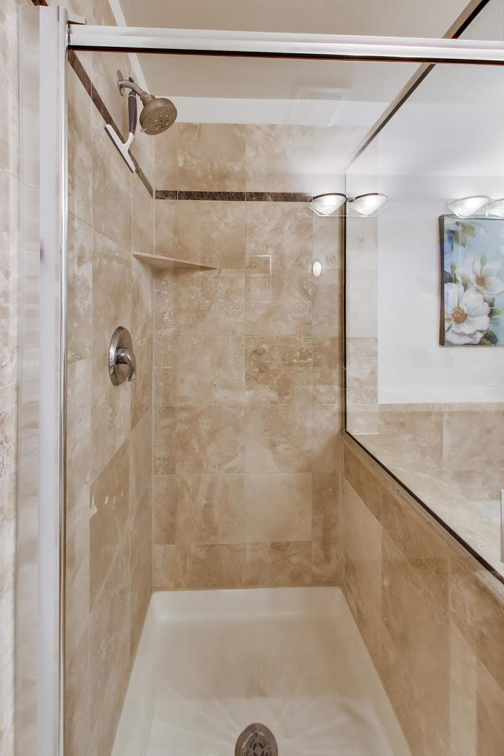930 W Cuyler Avenue Unit: 2R