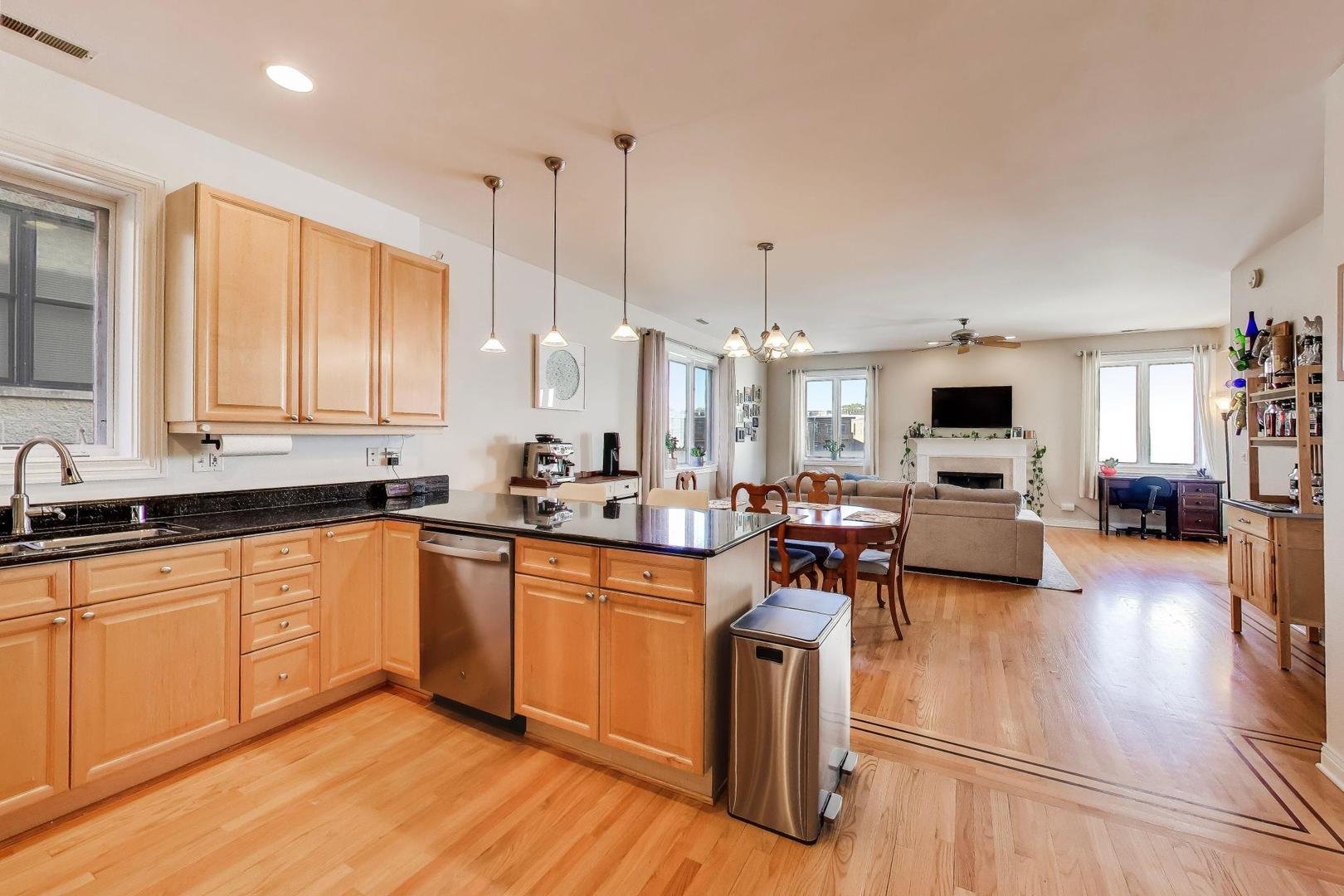 930 W Cuyler Avenue Unit: 2R