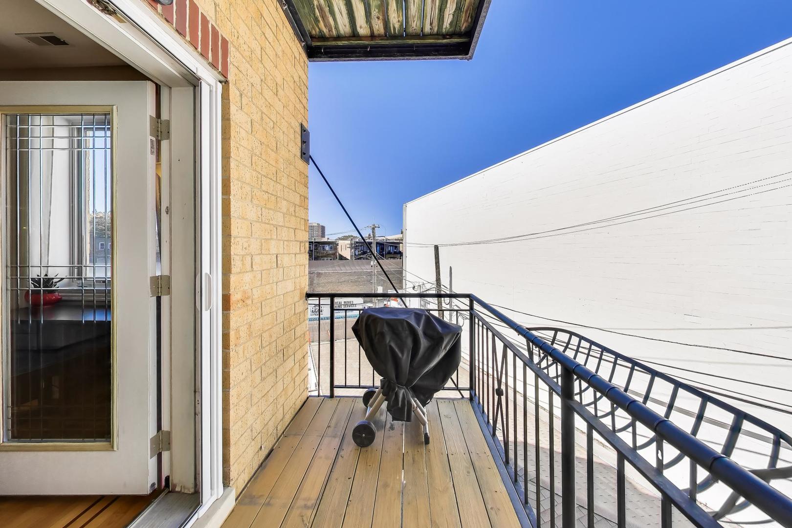 930 W Cuyler Avenue Unit: 2R