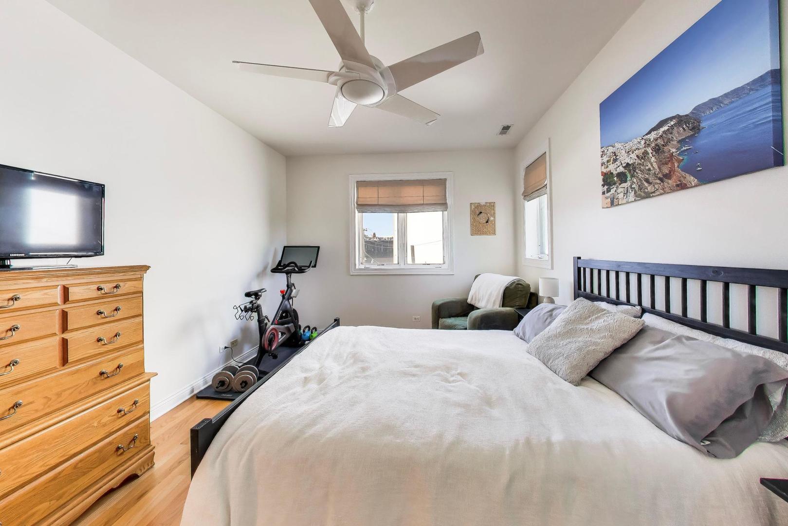 930 W Cuyler Avenue Unit: 2R
