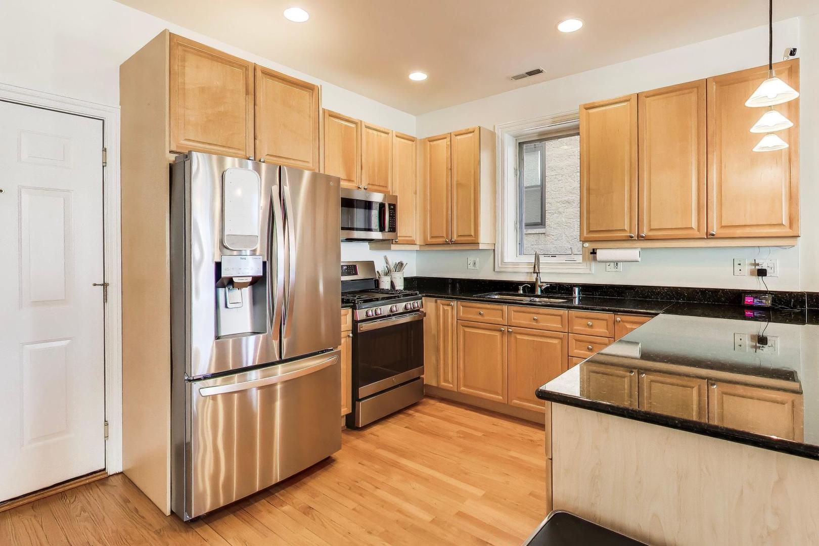 930 W Cuyler Avenue Unit: 2R