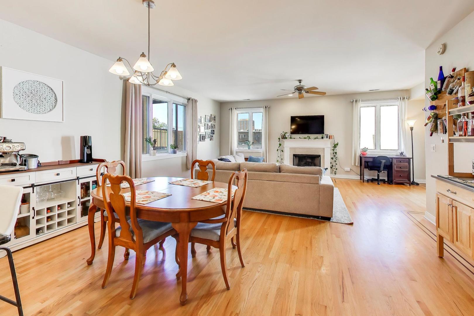 930 W Cuyler Avenue Unit: 2R