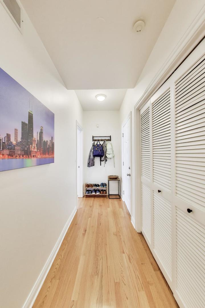 930 W Cuyler Avenue Unit: 2R