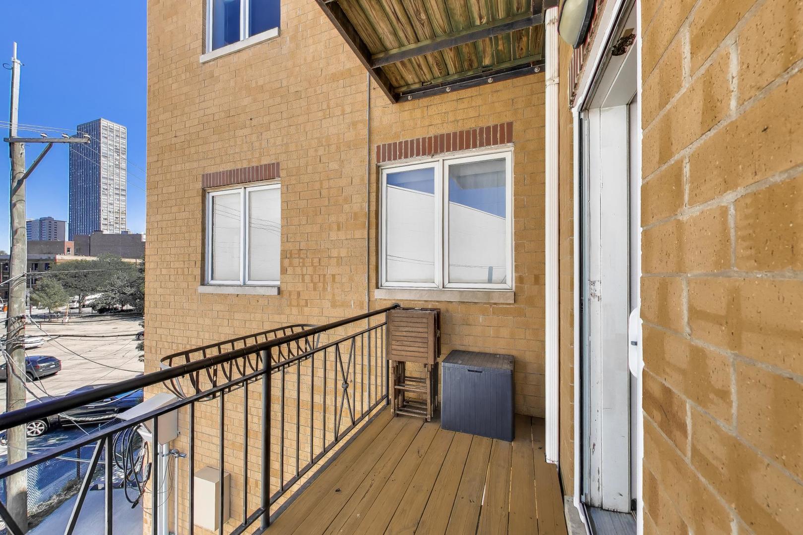 930 W Cuyler Avenue Unit: 2R