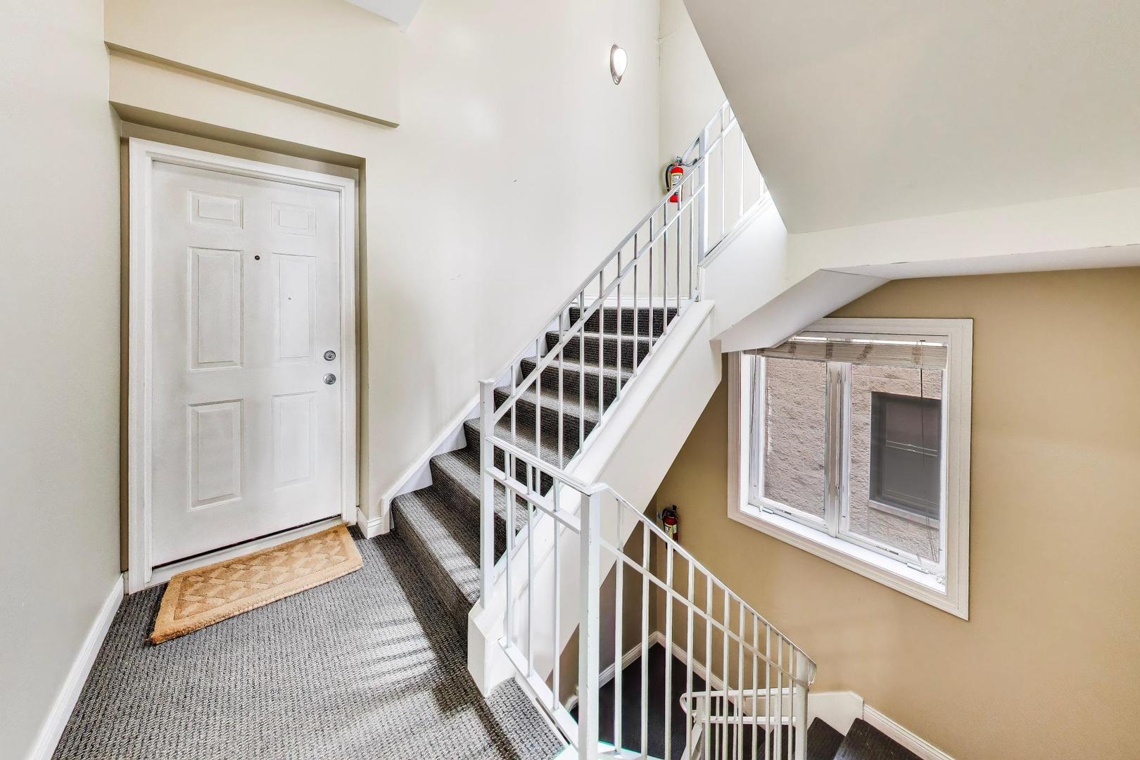 930 W Cuyler Avenue Unit: 2R