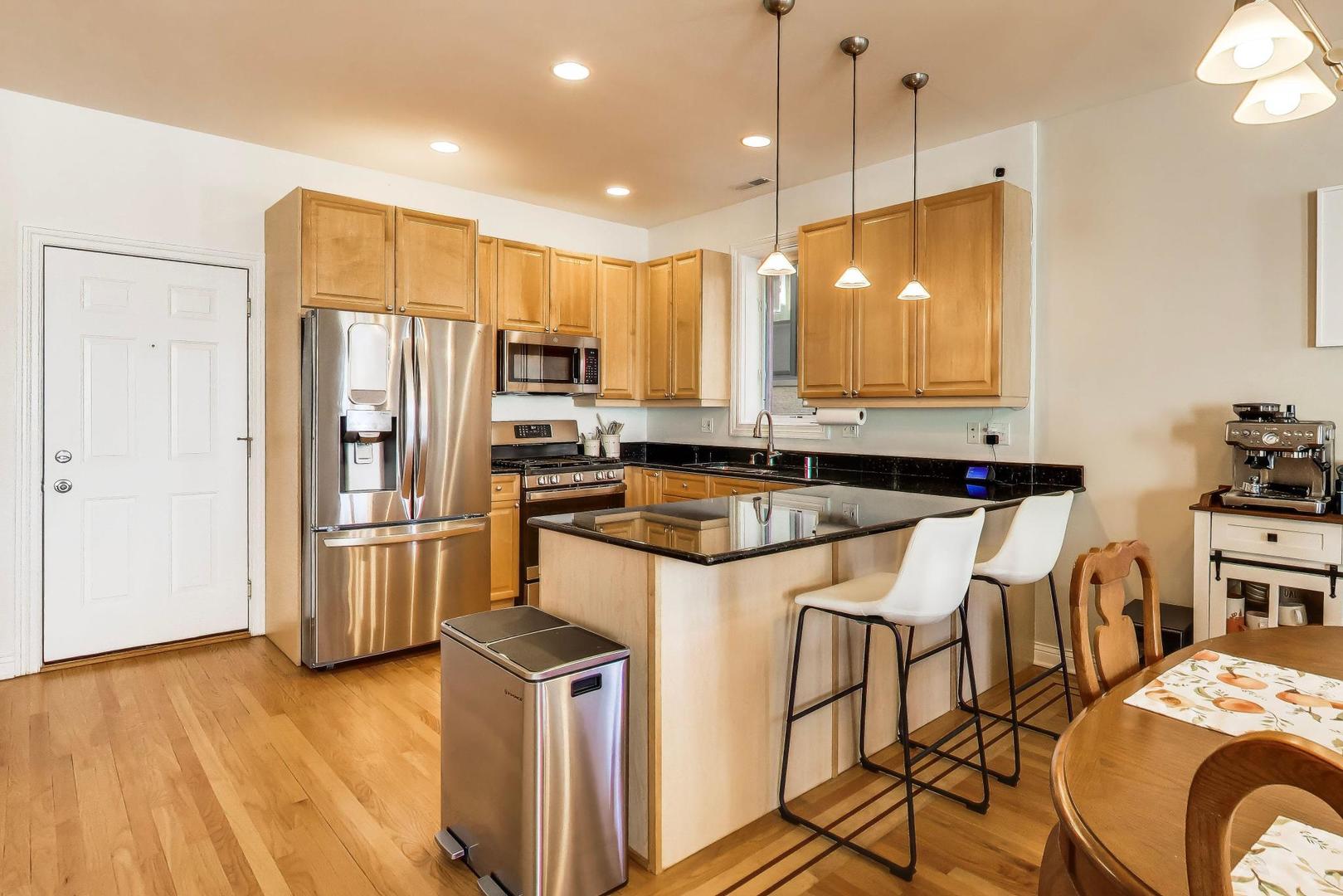 930 W Cuyler Avenue Unit: 2R
