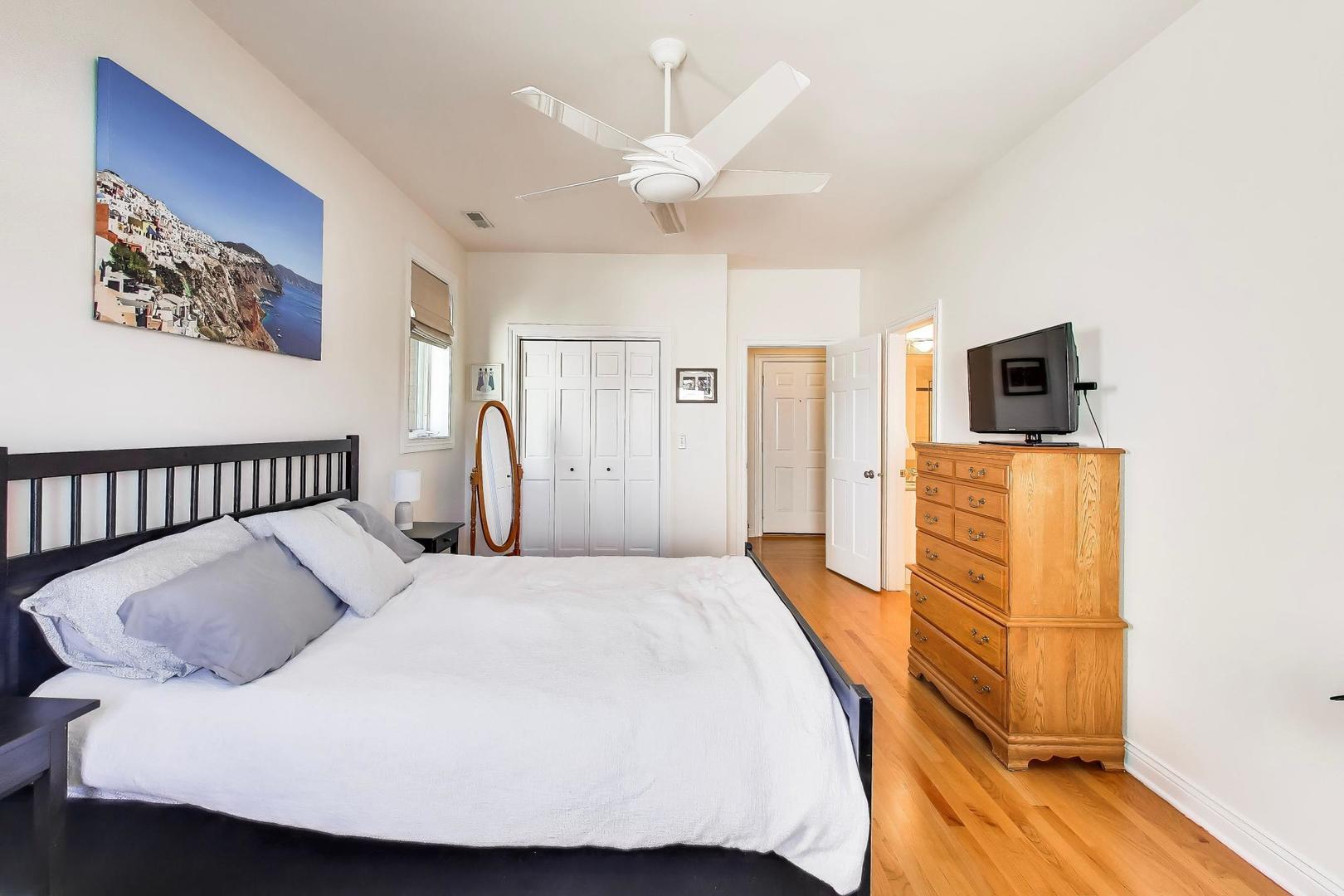 930 W Cuyler Avenue Unit: 2R