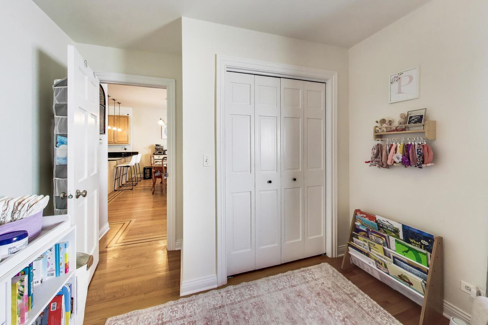 930 W Cuyler Avenue Unit: 2R