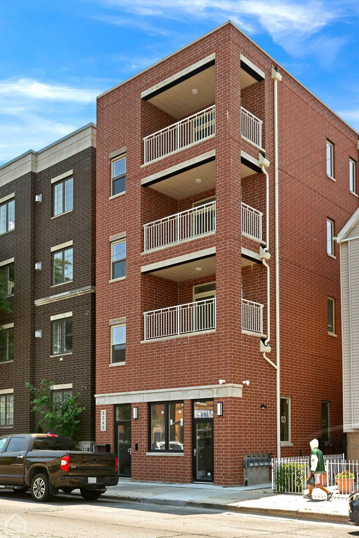 3545 W Belmont Avenue Unit: 2