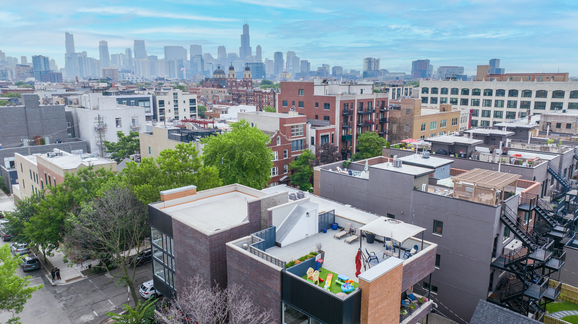 1641 W PEARSON Street Unit: 2W