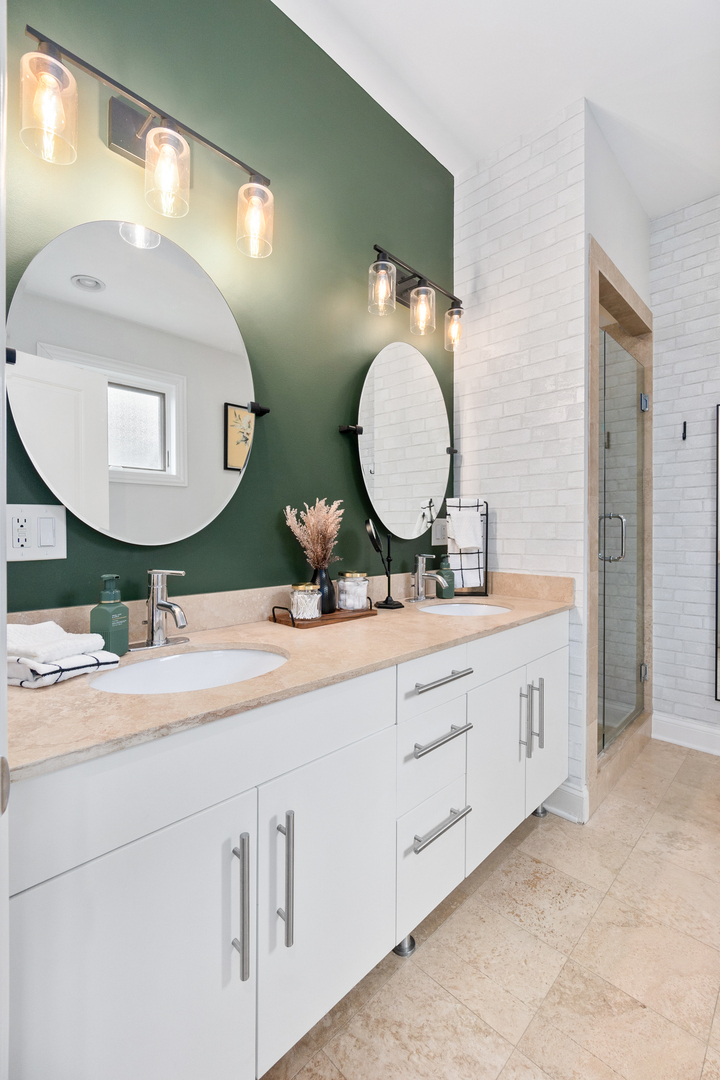 1641 W PEARSON Street Unit: 2W