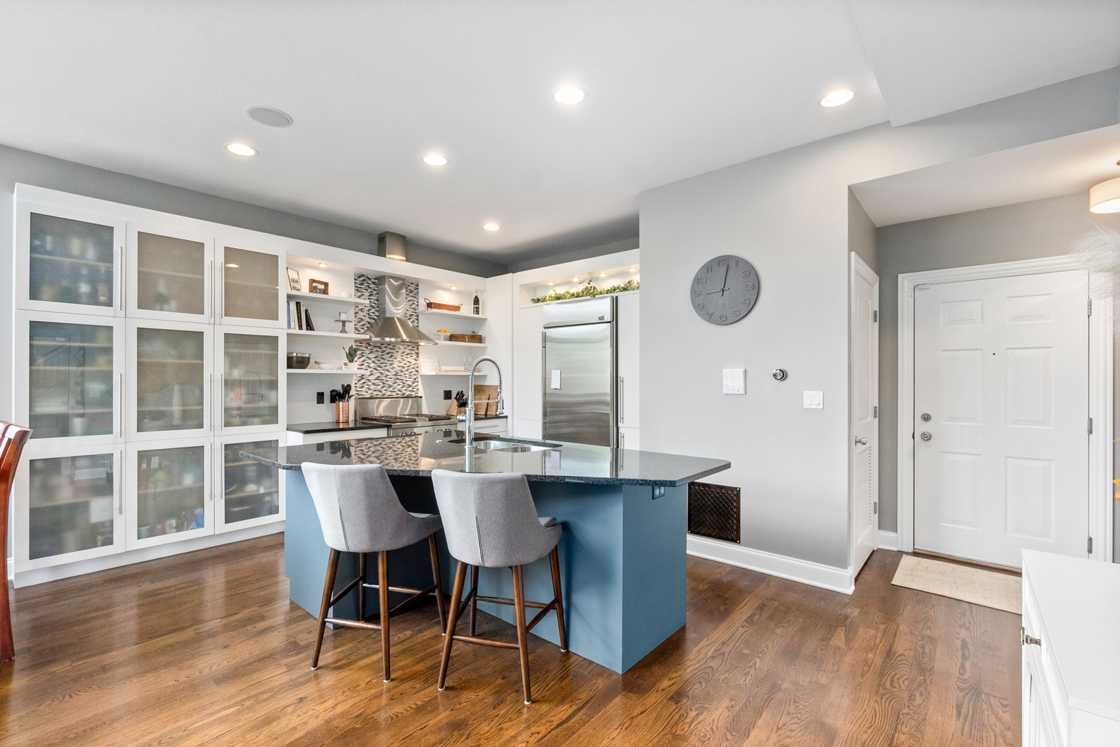 1641 W PEARSON Street Unit: 2W