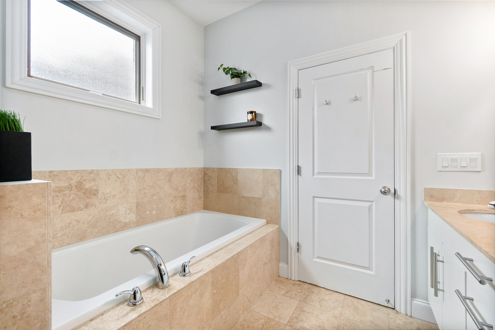 1641 W PEARSON Street Unit: 2W